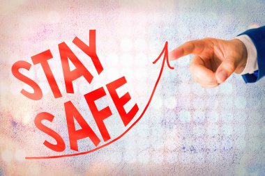 Kelime yazarken dikkatli ol. Tehlike, zarar ya da makalelerin dijital ok başı eğrisinin yukarı doğru yükselmesini sağlayacak yer ya da zarardan korunma amaçlı iş konsepti.