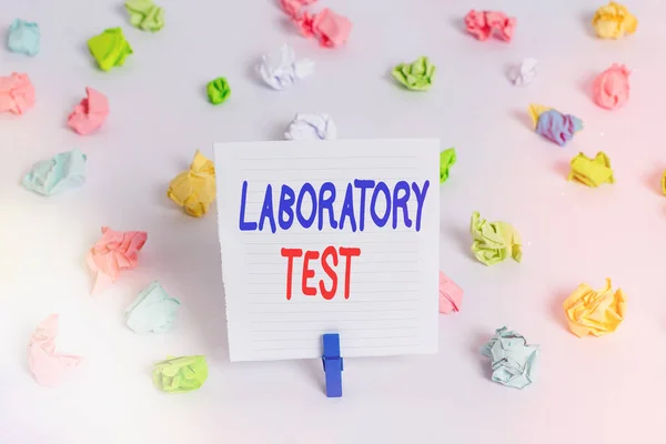 単語ライティングテキスト実験室テスト。検査された物質からの診断を決定するためのビジネスコンセプトカラークランプ紙空のリマインダー白い床の背景のクロッシンプ. — ストック写真