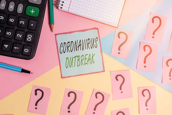 Coronavirus Outbreak 를 보여 주는 콘셉트 손 글씨. 새로 발견 된 COVID19 수학 자료와 파스텔 배경 장비로 인해 발생 한 전염병을 보여 주는 비즈니스 사진 사진. — 스톡 사진