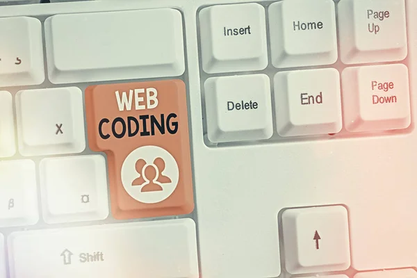 Signo de texto que muestra codificación web. Foto conceptual un sistema de símbolos y reglas utilizadas para representar instrucciones Teclado de diferentes colores con accesorios dispuestos en espacio de copia vacío . — Foto de Stock