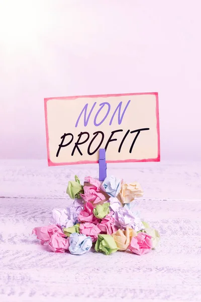 Nota di scrittura che mostra No Profit. Business foto in mostra un'attività non fare o condotta principalmente per un profitto Promemoria mucchio colorato carta spiegazzata clothespin spazio in legno. — Foto Stock