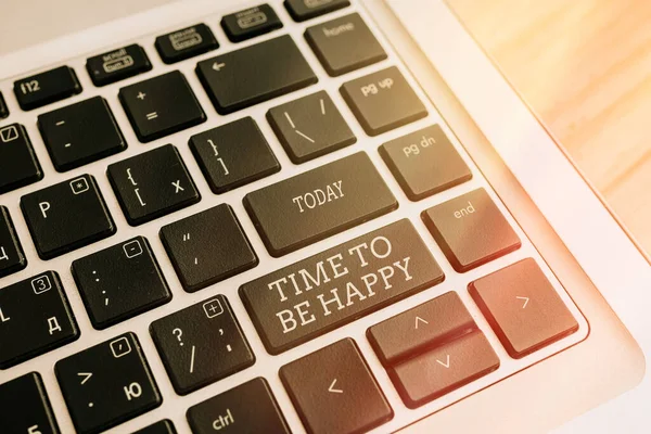 Rukopis psaní textu Time To Be Happy. Koncept znamená smysluplnou práci Pracovníci s účelem Štěstí pracoviště Pc klávesnice s prázdným poznámkovým papírem nad pozadí kopírovat prostor. — Stock fotografie