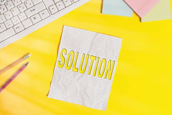 ワードライティングテキストソリューション。問題を解決する方法や困難な状況に取り組む方法のビジネスコンセプトテーブルの上にPCキーボードで黄色の背景の上にノートブックのスペースをコピー. — ストック写真
