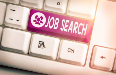 El yazısı metin iş araması. Konsept, iş açılışları için kaynak oluşturma eylemi anlamına gelir ve bir pozisyon için farklı renkte klavye anahtarı ve aksesuarlar boş kopya alanı üzerinde düzenlenmiştir.