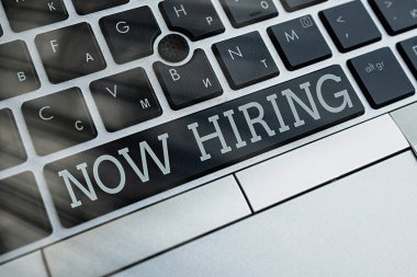 Şimdi işe alındığını gösteren bir not yazıyorum. İş fotoğrafında, arkaplan kopyalama alanının üzerinde boş not kâğıdıyla Pc klavye anahtarı için nitelikli birini çalıştırmaya başlama eylemi gösteriliyor.