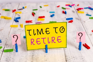 Emeklilik zamanını gösteren mesaj işareti. Kavramsal fotoğraf bankası tasarruf hesabı, sigorta ve emeklilik planı ahşap masaya askılı karalanmış ve ufalanan kağıtlar..