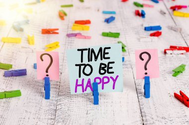 Mutlu Olma Zamanı 'nı gösteren bir mesaj. Kavramsal fotoğraf anlamlı iş işçiler amaç ile Mutluluk işyeri Karalanmış ve kağıt raptiyeler ile kağıt masa üzerine yerleştirilmiş.