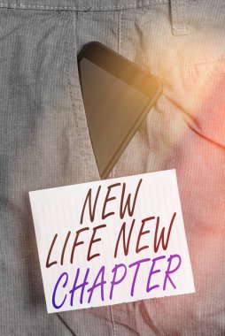 Yeni Hayat Bölümü 'nü gösteren not yazılıyor. İş fotoğraflarında marka ya da iş dünyasının değiştirilmesi. Değişiklik fırsatları. Pantolonun içindeki akıllı telefon cihazı..