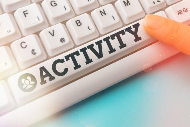 Kelime yazma etkinliği. Birçok şeyin olduğu durumlar için iş konsepti ya da arka plan kopyalama alanının üzerinde parmakla gösterilen Pc klavye tuşunun etrafında hareket.