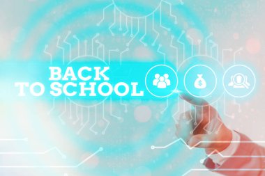 Okula Dönüş 'ü gösteren bir not yazıyorum. İş fotoğrafı gösterimi, yeni bir öğrenim yılı başlangıcına ilişkin dönem. Sistem yöneticisi denetimi, dişli yapılandırma araçları konsepti.