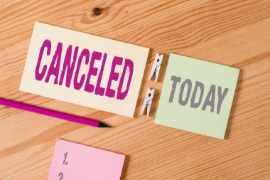 İptal edildiğini gösteren kavramsal el yazısı. Planlanmış veya beklenen bir şeyi yapmamaya karar vermek için iş fotoğrafı metni. Renkli buruşuk kağıtlar. Ahşap zemin mandalı..