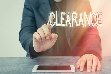 Giriş iznini gösteren mesaj işareti. Bir şeyi kaldırmak veya dağıtmak için kavramsal fotoğraf eylemi veya metodu Siyah ekran modern akıllı telefon modelini kişisel çıkarları için görüntülemek veya dağıtmak.