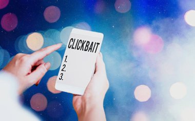 Klik Yemi 'ni gösteren kavramsal el yazısı. İş fotoğrafının ana amacı, renkli bokeh arkaplan altında modern cihazların yer aldığı bir web sayfasına dikkat çekmektir..