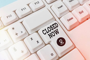 Şimdi Kapalı 'yı gösteren mesaj işareti. Ticareti durduran bir işin kavramsal fotoğrafı özellikle de arkaplan kopyalama alanının üzerinde boş not kağıdı bulunan kısa süreli bir Pc klavye anahtarı için..