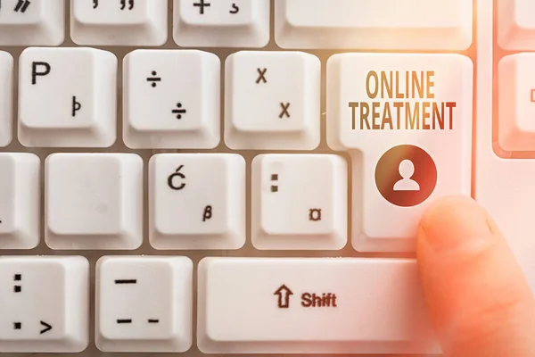 文字书写，在线治疗。在互联网上提供精神健康服务的业务概念Pc键盘键，并将手指指向背景复制空间之上. — 图库照片