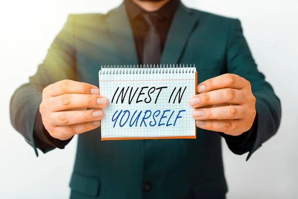 Escrevendo nota mostrando Invest In Yourself. Exibição de fotos de negócios Melhore suas habilidades faça cursos Faça mestres Modelo de bolsa de estudo exibindo diferentes cores vazias maquete de bloco de notas para escrever ideia . — Fotografia de Stock