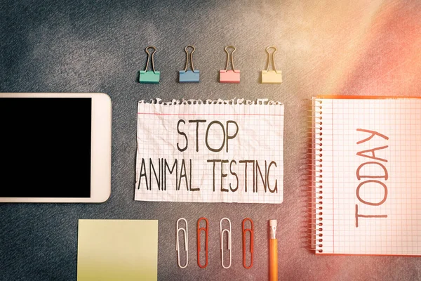 Εννοιολογική γραφή χεριών που δείχνει Stop Animal Testing. Επαγγελματικό κείμενο φωτογραφιών θέσει τέλος στον πειραματισμό σε ζώα ή την έρευνα Αξεσουάρ χαρτιού με smartphone τοποθετημένα σε διαφορετικό φόντο. — Φωτογραφία Αρχείου