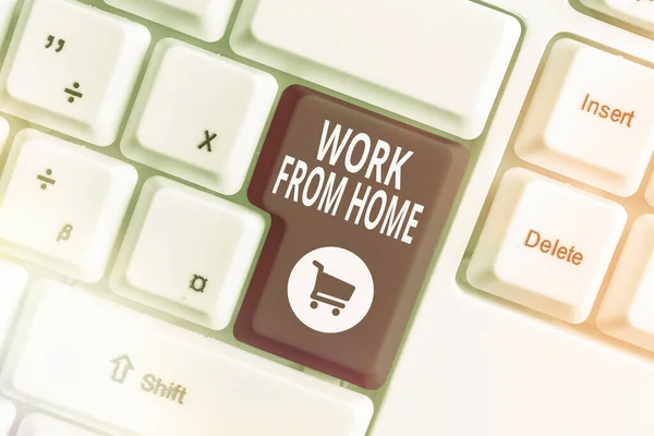 Signo de texto que muestra Work From Home. Foto conceptual que se comunica con la empresa principalmente desde el hogar de forma flexible Tecla de diferentes colores con accesorios dispuestos en espacio de copia vacío . — Foto de Stock