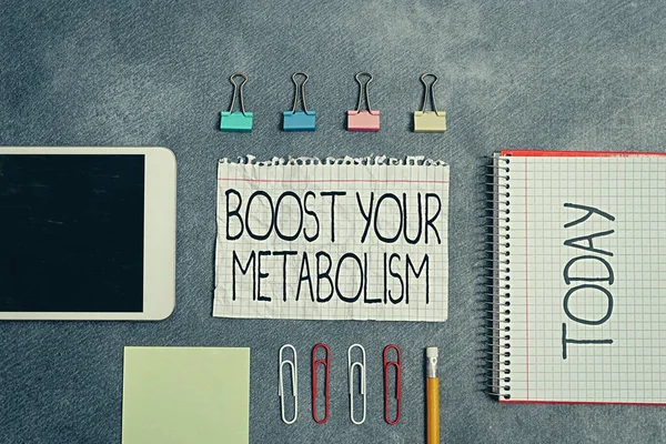 Escritura a mano conceptual que muestra Boost Your Metabolism. Proceso de cuerpo de texto de foto de negocios utiliza para hacer y quemar energía de los alimentos Accesorios de papel con smartphone dispuestos en diferentes fondos . — Foto de Stock