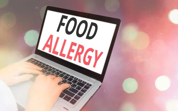 Εννοιολογική γραφή χέρι δείχνει Αλλεργία Τροφίμων. Επιχειρηματική φωτογραφία που δείχνει ανώμαλη απάντηση του ανοσοποιητικού συστήματος σε αλλεργιογόνο μετά τρώγονται Σύγχρονη gadgets λευκή οθόνη κάτω από πολύχρωμο φόντο bokeh. — Φωτογραφία Αρχείου
