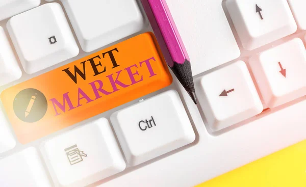 Handschrifttekst Wet Market. Concept betekent markt de verkoop van vers vlees visproducten en andere bederfelijke goederen Witte pc toetsenbord met lege nota papier boven witte sleutel kopieerruimte. — Stockfoto