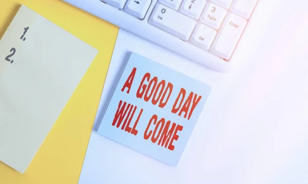 Text s rukopisem A Good Day Will Come. Koncept znamená zůstat motivovaný myšlení pozitivně Inspirujte se Prázdný prázdný papír s kopírovacím prostorem a PC klávesnicí nad oranžovým pozadí tabulky. — Stock fotografie