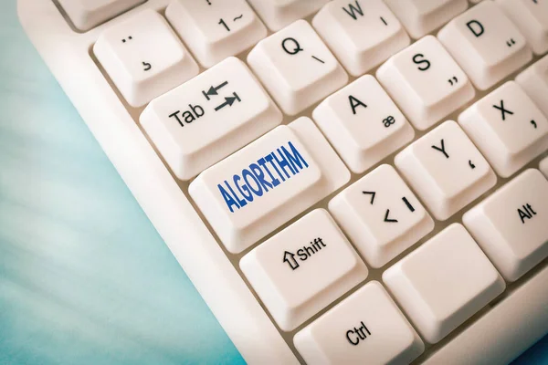 Escribir nota que muestra el algoritmo. Foto de negocios mostrando un método o conjunto de reglas para cálculos u otra solución de problemas Tecla de teclado Pc con papel de nota vacío sobre el espacio de copia de fondo . — Foto de Stock