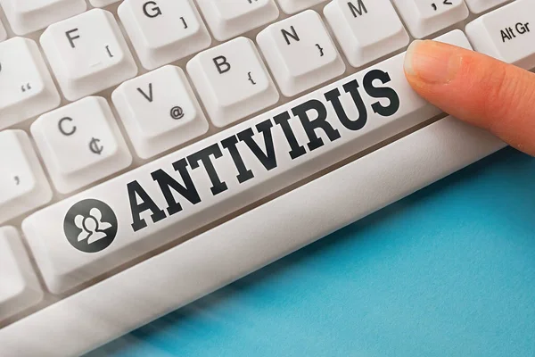 Texto de escritura de palabras Antivirus. Concepto de negocio adecuado para la detección y eliminación de virus informáticos Tecla de teclado Pc con el dedo que apunta por encima del espacio de copia de fondo . — Foto de Stock