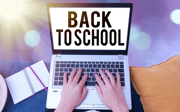 Escritura a mano conceptual mostrando Back To School. Exhibición de fotos de negocios es el período relacionado con el comienzo de un nuevo año escolar Gadgets modernos pantalla blanca bajo fondo bokeh colorido . —  Fotos de Stock