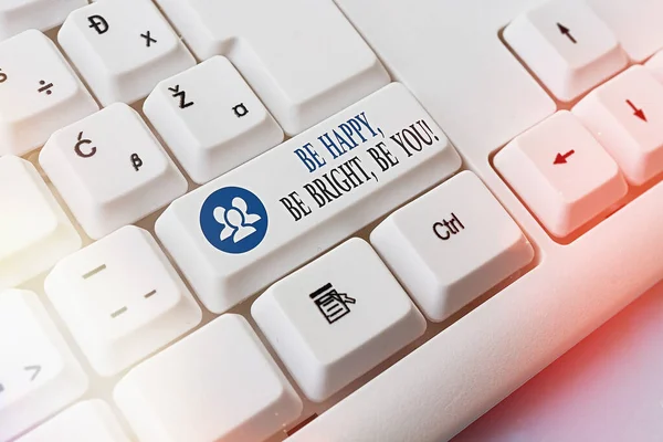 Conceptuele handschrift tonen Be Happy, Be Bright, Be You. Zakelijke foto showcasing gevoel tevreden met het leven Wees trouw aan zichzelf Pc toetsenbord sleutel met nota papier boven achtergrond kopieerruimte. — Stockfoto