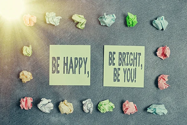 Escrita conceitual mostrando Be Happy, Be Bright, Be You. Texto de foto de negócios sentindo-se satisfeito com a vida Seja fiel ao self Acessórios de papel com smartphone dispostos em diferentes planos de fundo . — Fotografia de Stock