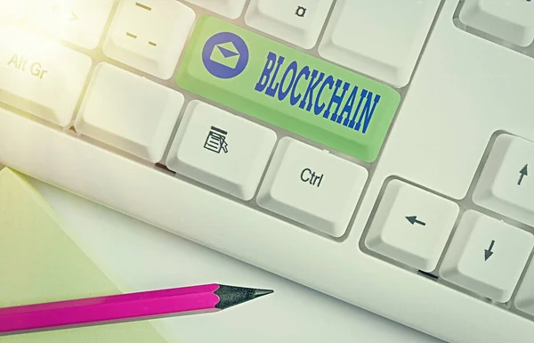 Sinal de texto mostrando Blockchain. Foto conceitual um programa onde um banco de dados de transações Bitcoin ou criptomoeda Tecla de teclado colorido diferente com acessórios dispostos em espaço de cópia vazio . — Fotografia de Stock