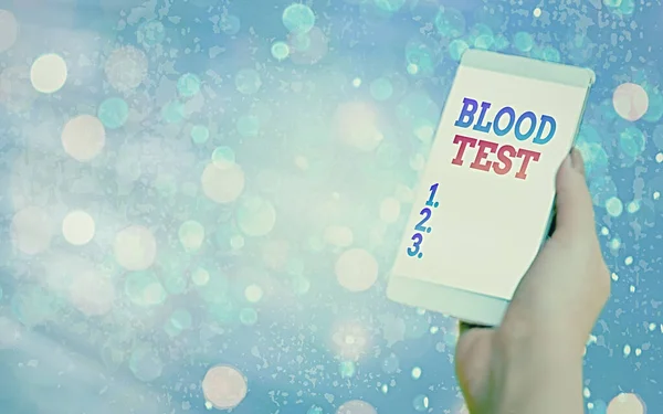 Sinal de texto a mostrar o teste de sangue. Foto conceitual Amostra de sangue extraída de um organismo para perfom uma análise de laboratório gadgets modernos com tela de exibição branca sob fundo bokeh colorido. — Fotografia de Stock
