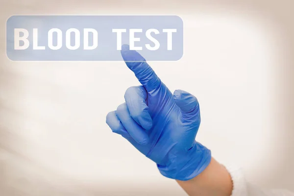 手写体血检概念的意思是从生物体中提取血液样本用于实验室分析显示空白贴纸配件带医疗手套的智能手机. — 图库照片