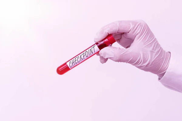 Escribiendo nota mostrando Checkpoint. Foto comercial que muestra la entrada tripulada, donde los viajeros están sujetos a controles de seguridad Vial de muestra de sangre extraída lista para un examen de diagnóstico médico  . —  Fotos de Stock