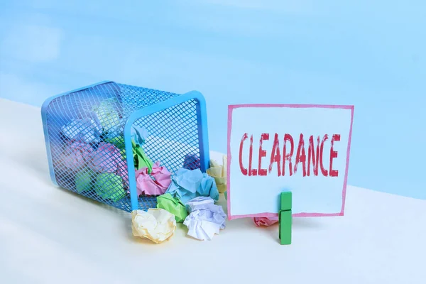 Texto para escrita de palavras Clearance. Conceito de negócio para ação ou método para remover ou distribuir algo ou dispersar lixeira enrugada papel clothespin vazio lembrete material de escritório derrubado . — Fotografia de Stock