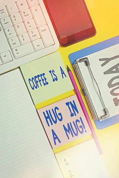 Escrevendo nota mostrando café é um abraço em uma caneca. Foto de negócios mostrando Expressando sentimentos de amor, dando bebidas quentes papéis vazios com espaço de cópia na tabela de fundo amarelo . — Fotografia de Stock