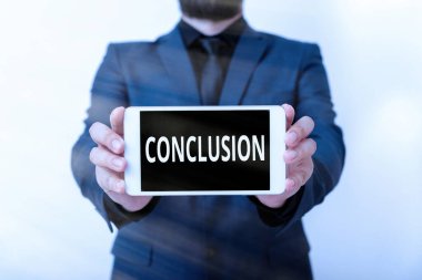 Sonuçları gösteren metin işareti. Bir yazma konuşmasının sonunda kullanılan kavramsal fotoğraf son yorumları yapmak için kullanılır. Siyah ekran modern akıllı telefon modeli kişisel çıkarlar için modellenir..