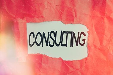 Danışmanlığı gösteren kavramsal el yazısı. Uzmanlara ya da teknisyenlere uzman tavsiyesi veren iş fotoğrafı metni ahşap klasik bir masanın üzerinde parçalanmış karton kaplama.