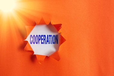 İşbirliğini gösteren mesaj işareti. Kavramsal fotoğraf. İhtiyaç duyulan şeyleri destekleyen birinin hareketleri. Klasik bir masa arkaplanının üzerine yerleştirilmiş parçalanmış karton..