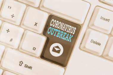 Kelime yazma Coronavirus Salgını. Yeni keşfedilen COVID19 'un yol açtığı bulaşıcı hastalıklar için iş konsepti. Boş fotokopi alanına aksesuarlar yerleştirilmiş farklı renkli klavye anahtarı..