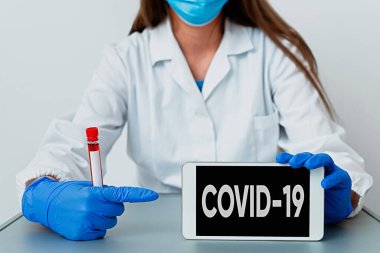 Covid19 'u gösteren bir not yazıyorum. Tıbbi teşhis analizi için Coronavirus Laboratuvarı 'ndan alınan kan örneğinden kaynaklanan hafif ya da ağır solunum hastalıkları gösteren iş fotoğrafı..
