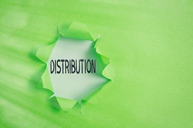 Kelime yazma metni Dağıtımı. Birkaç alıcının davranışları için iş konsepti. Yırtık bir karton parçası, ahşap bir masanın üzerine yerleştirilmiş..