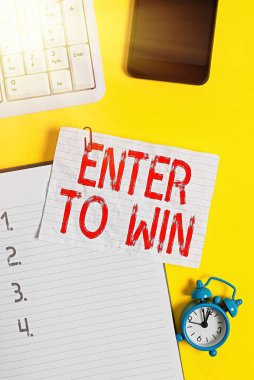 El yazısı metni yazan Enter To Win. Konsept demek ödül şansı için bir şey takas etmek ödül kazanan kağıt raptiyeli beyaz kağıt saat mobil ve pc klavye.