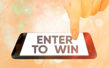 Enter To Win 'i gösteren metin işareti. Ödül için değerli bir şey takas eden kavramsal fotoğraf. Renkli bokeh arkaplan altında beyaz ekranlı modern cihazlar..