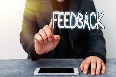 Geribildirim gösteren metin işareti. Eylem Modeli 'nin kişisel çıkarları için siyah ekran modern akıllı telefon modelini gösteren değerlendirmeli ya da düzeltici bilgilerin kavramsal fotoğraf iletimi.