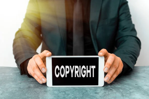 Word writing text copyright. Geschäftskonzept für exklusives Druckrecht Schreib-Film-Aufzeichnung literarisches Modell mit schwarzem Bildschirm moderne Smartphone-Attrappe für persönliche Interessen. — Stockfoto