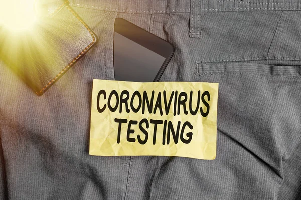 Skriva lapp som visar Coronavirus Testing. Företagsfoto visa upp Samling av prover från en livskraftig patient för att identifiera SARSCoV2 Smartphone enhet inuti byxor framficka med plånbok. — Stockfoto