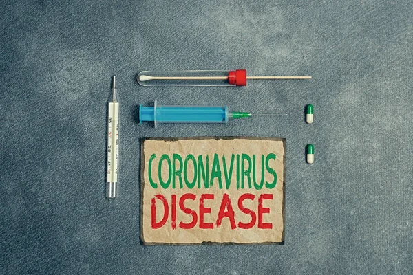 Segno di testo che mostra la malattia di Coronavirus. Foto concettuale definita come malattia causata da un nuovo virus SARSCoV2 Set di apparecchiature mediche con blocco note per la valutazione professionale delle condizioni di salute. — Foto Stock