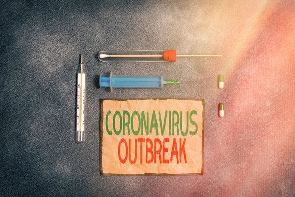 Sinal de texto a mostrar o surto de Coronavirus. Doença foto-infecciosa conceitual causada por COVID19 recentemente descoberto Conjunto de equipamentos médicos com bloco de notas para avaliação do estado de saúde profissional . — Fotografia de Stock